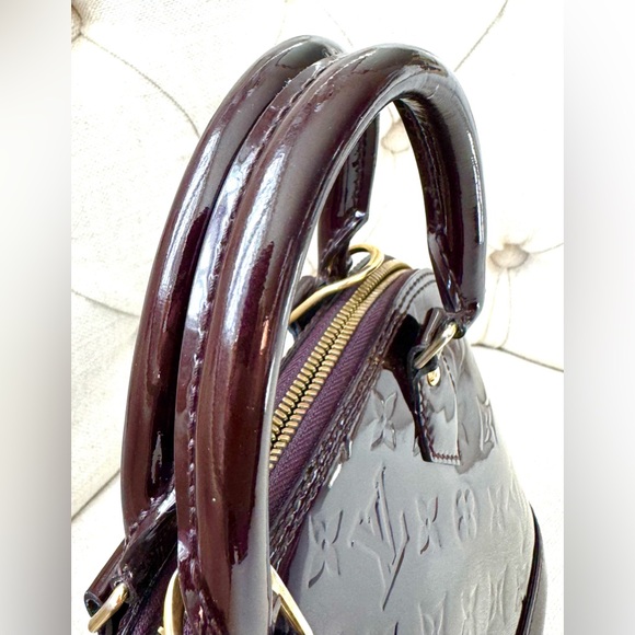 LOUIS VUITTON Alma BB Vernis Amarante Patent Leather Satchel w Strap EUC - Picture 10 of 16